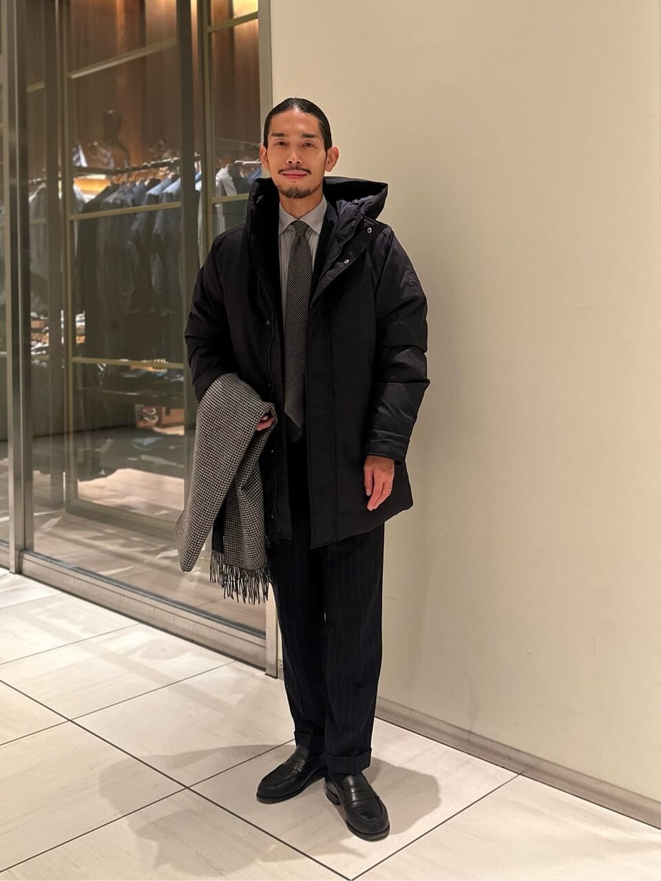 黒のダウンジャケットを着た男性