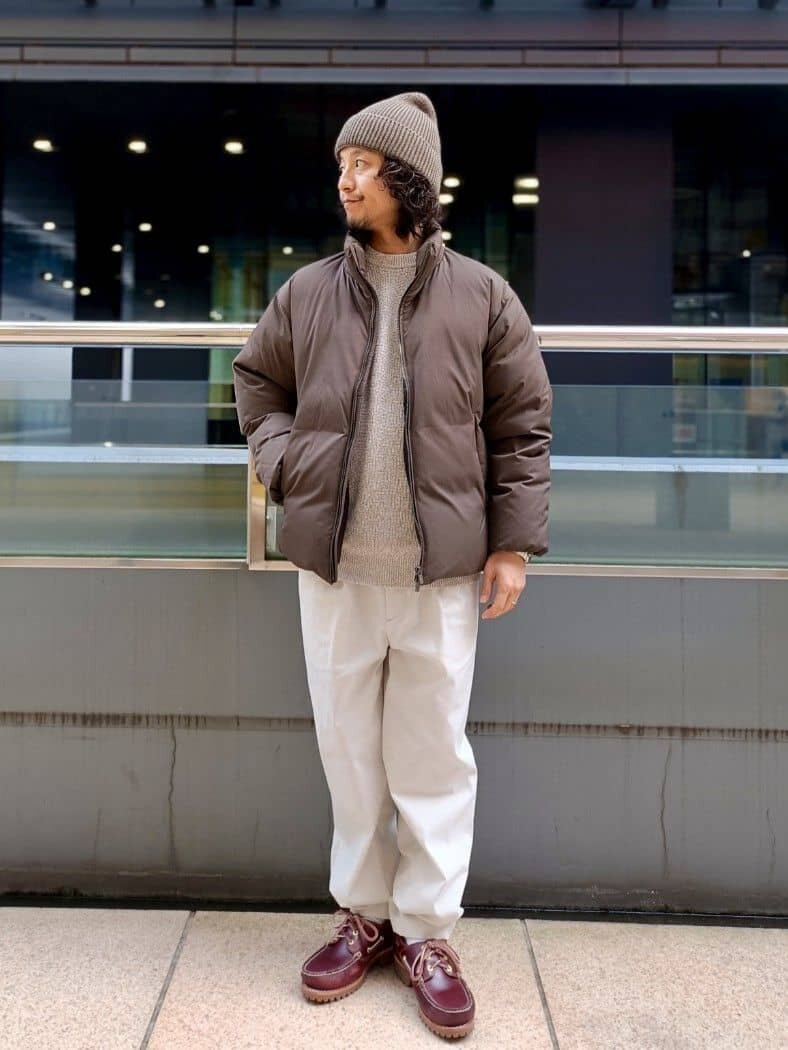 ブラウンのダウンジャケットを着た男性