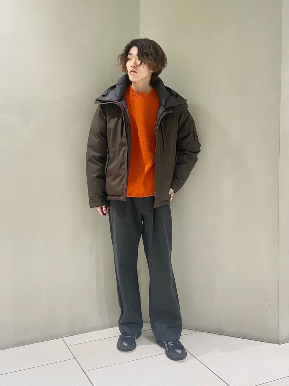 ブラウンのダウンジャケットを着た男性