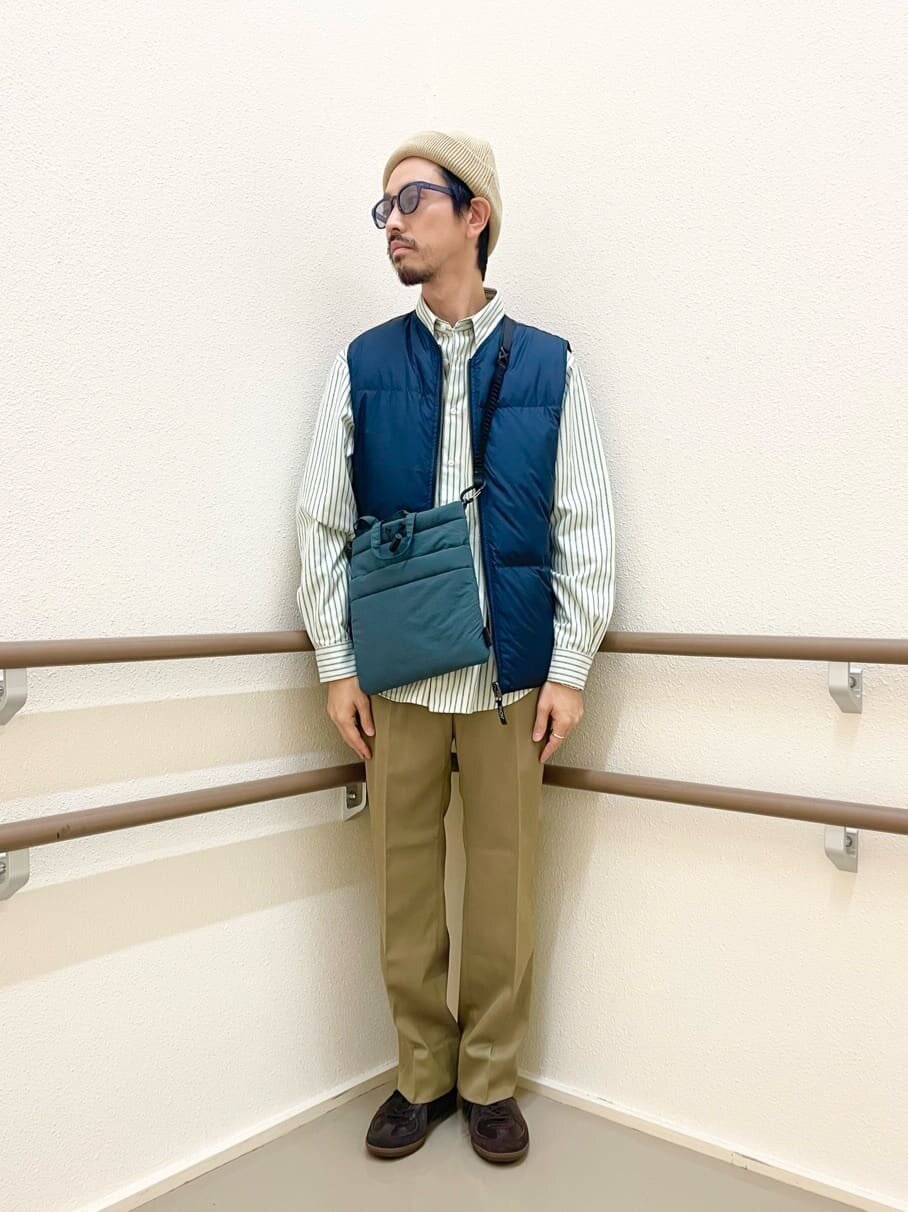 ネイビーのダウンベストを着た男性