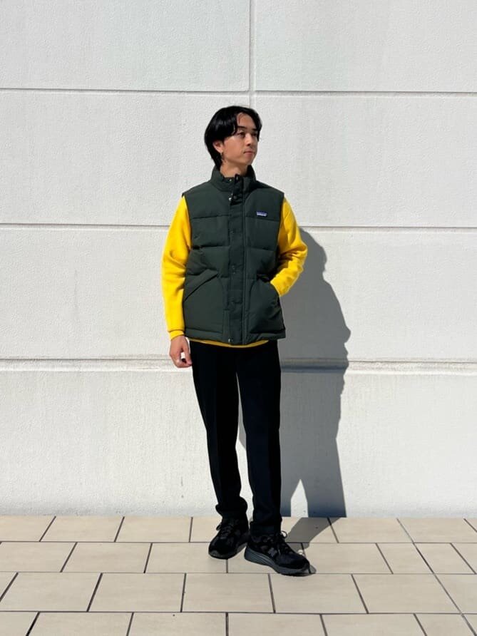 ダークグリーンのベストを着た男性