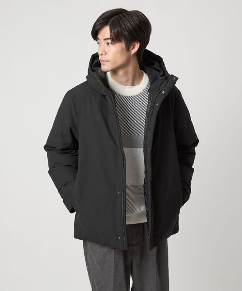 黒のダウンジャケットを着た男性