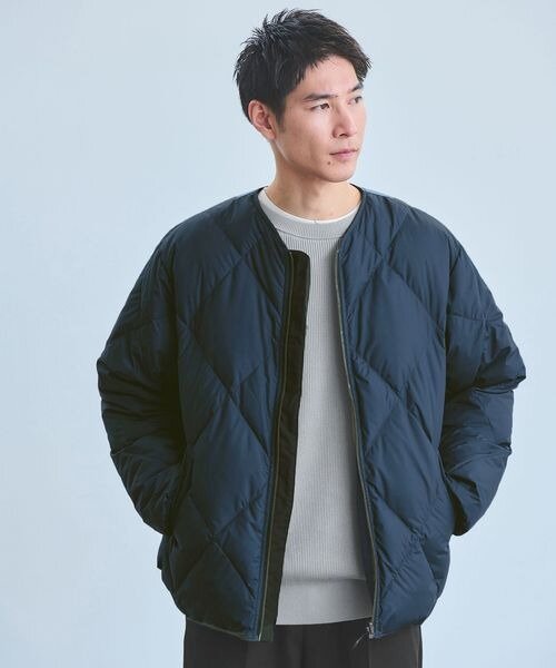 ブラウンのキルティングダウンを着た男性