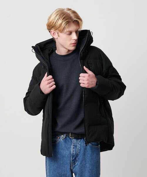 黒のダウンジャケットを着た男性