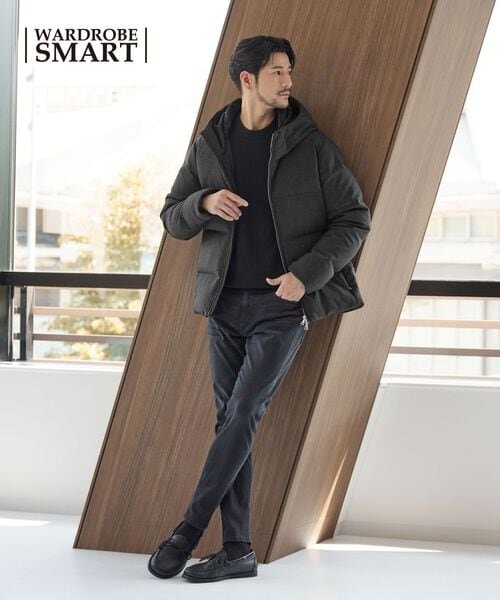 黒のダウンジャケットを着た男性