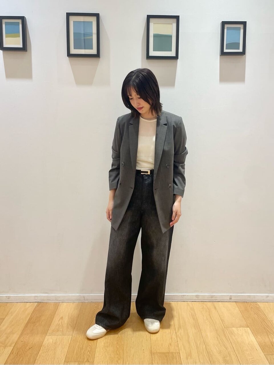 ジャケットとスニーカーの女性