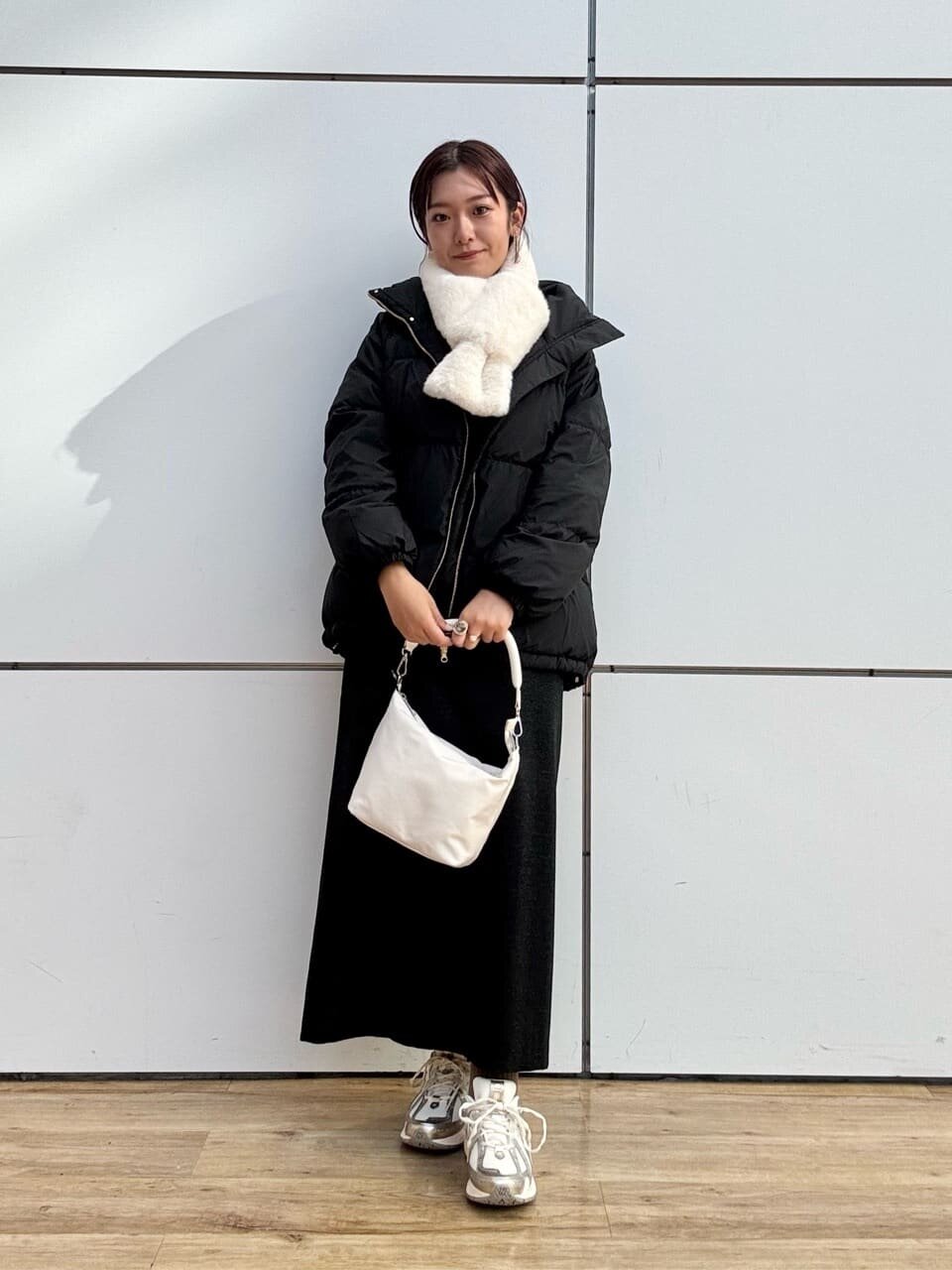 ダウンジャケットとロングスカートを着た女性
