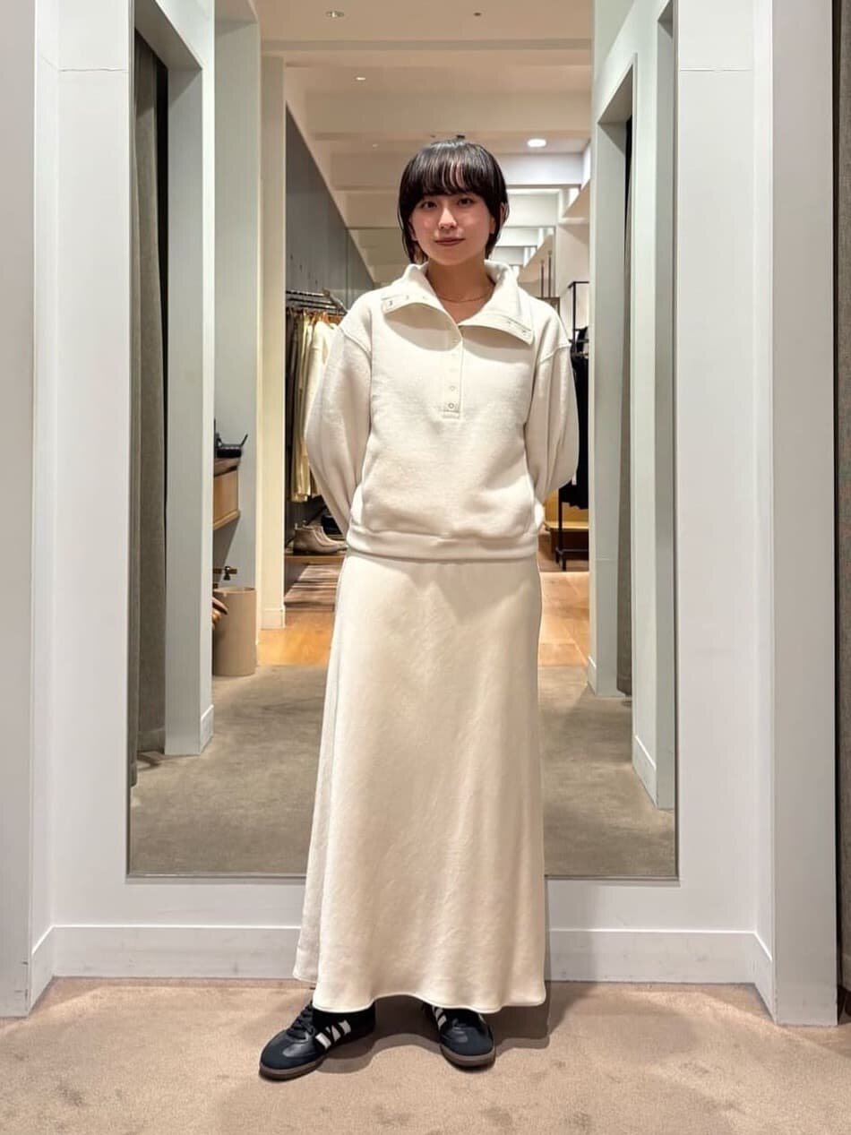 フリーストップスとスカートを着た女性