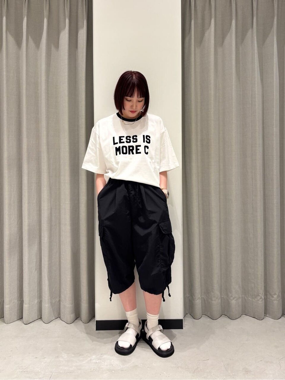 ロゴTシャツとカーゴパンツを着た女性