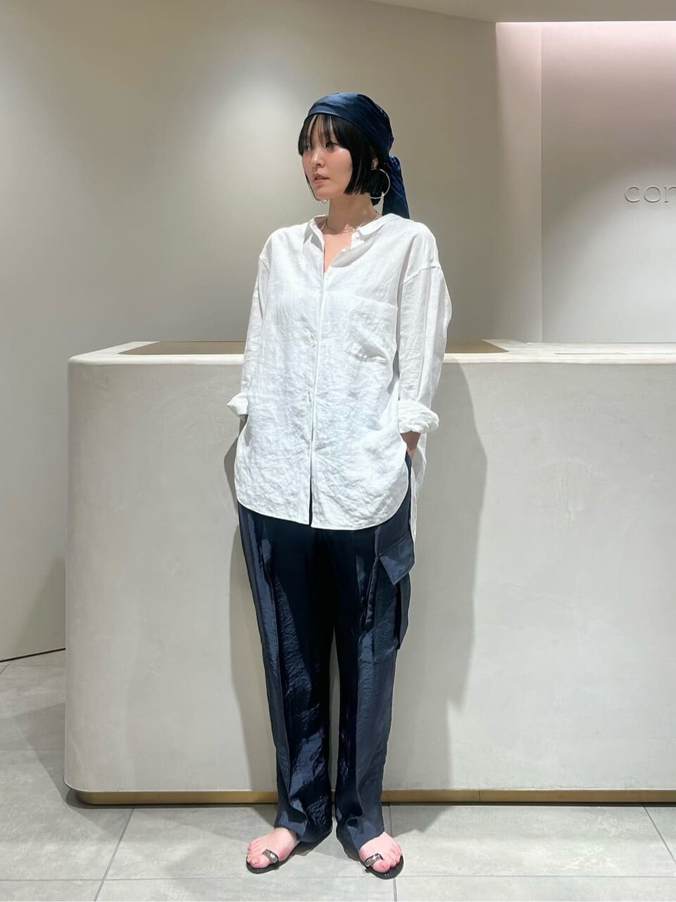 オーバーシャツとカーゴパンツを着た女性