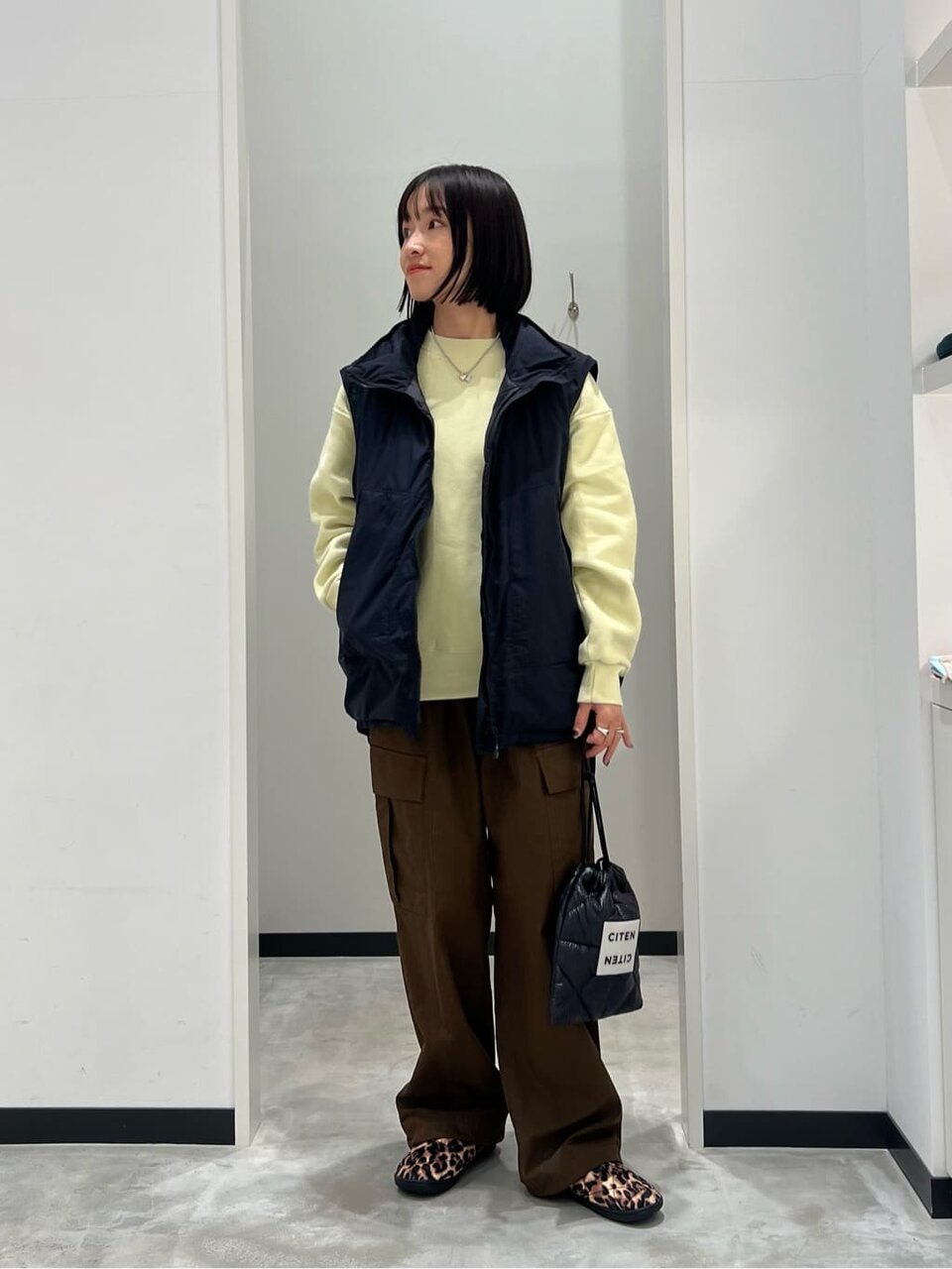 ダウンベストとカーゴパンツを着た女性