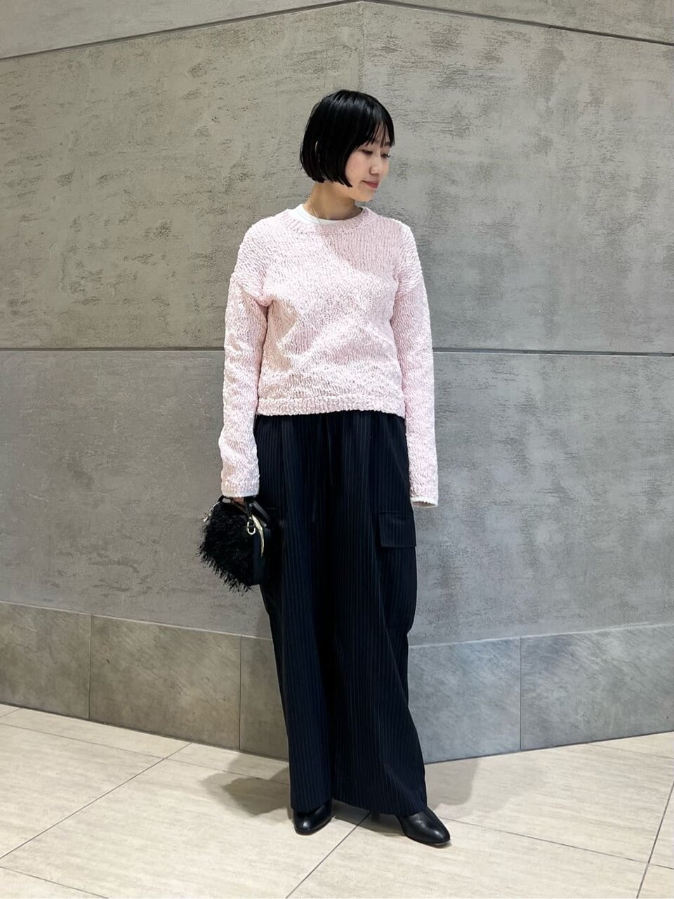 ニットとカーゴパンツを着た女性