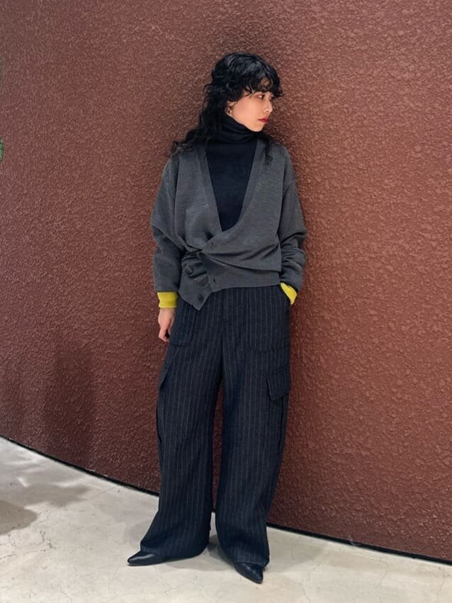 タートルネックとカーゴパンツを着た女性