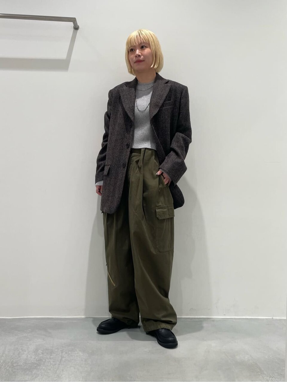 ジャケットとカーゴパンツを着た女性