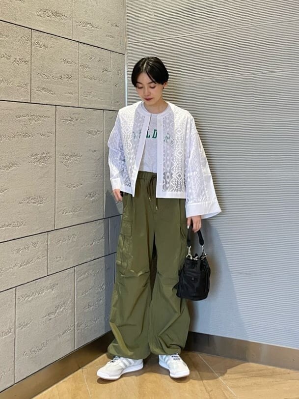 レースブラウスとカーゴパンツを着た女性