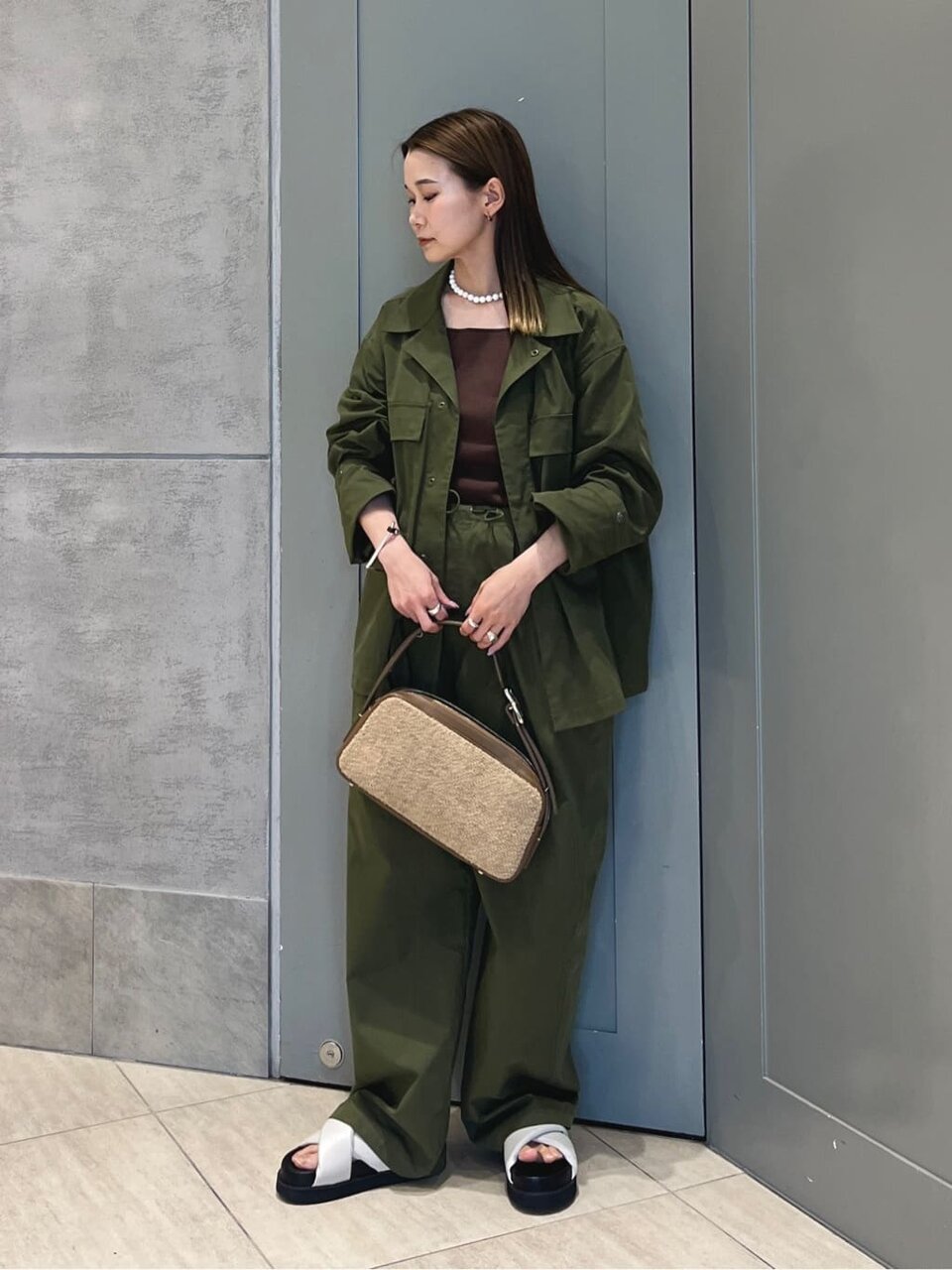 ミリタリーシャツとカーゴパンツを着た女性