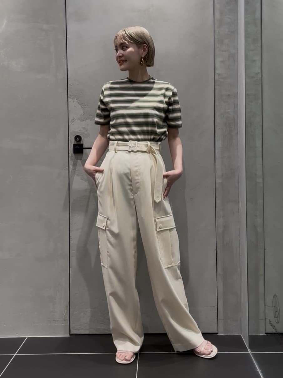 Tシャツとカーゴパンツを着た女性