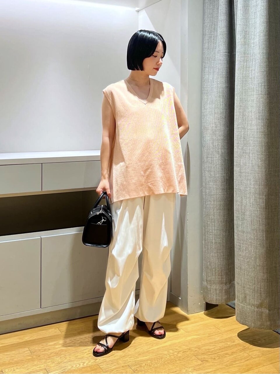 ノースリーブとカーゴパンツを着た女性