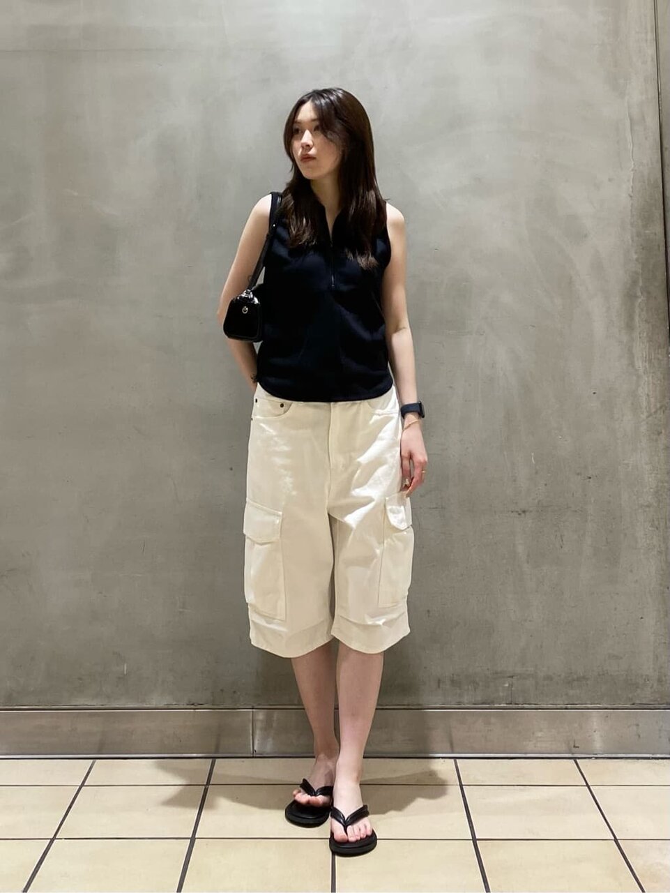 ノースリーブとハーフカーゴパンツを着た女性