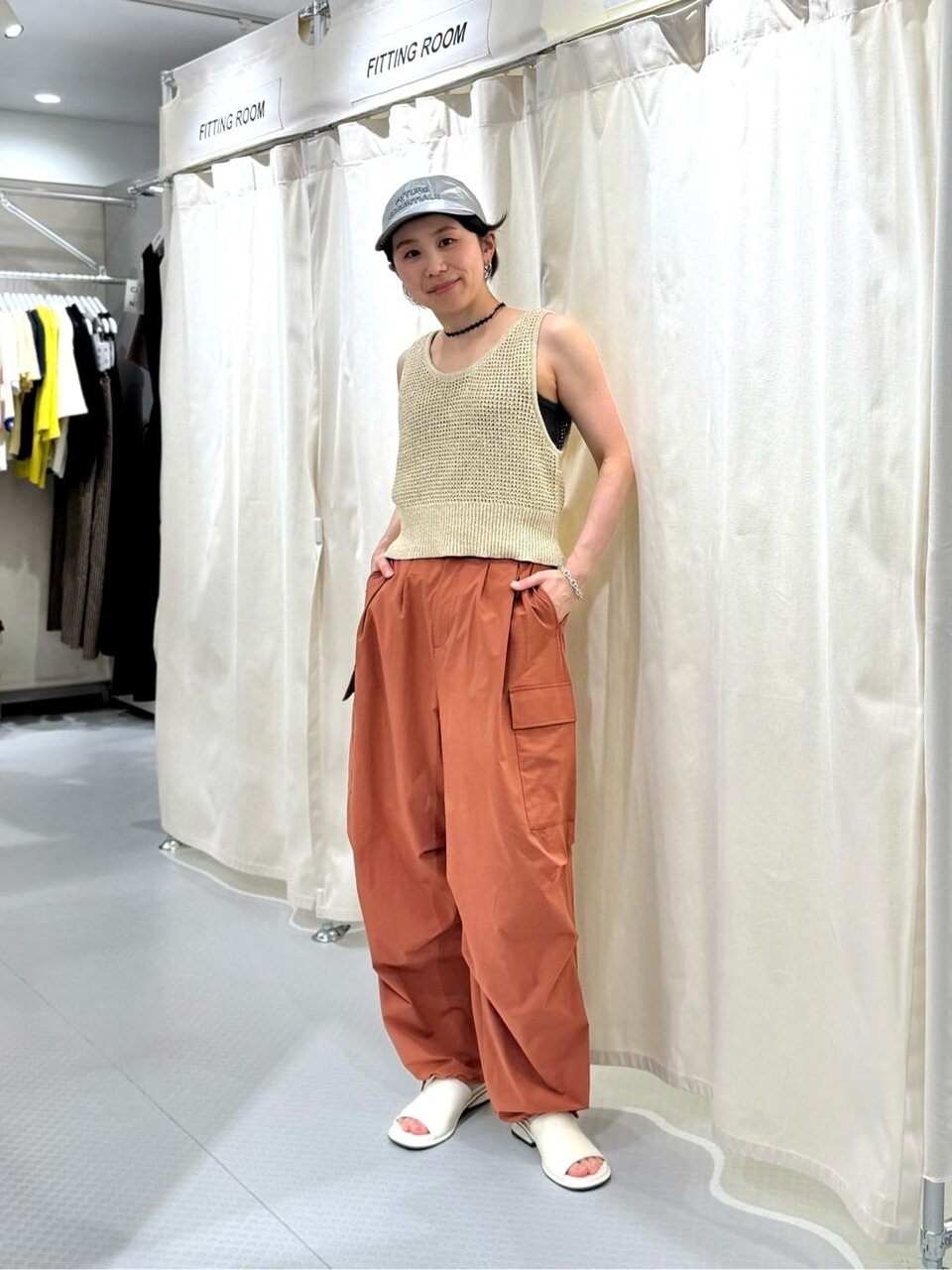 ニットタンクとカーゴパンツを着た女性