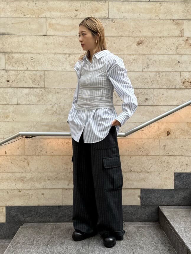 ストライプシャツとカーゴパンツを着た女性