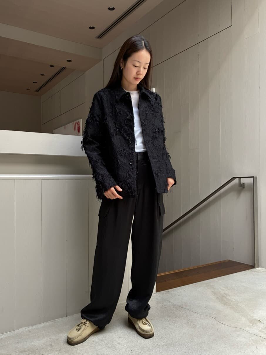 ジャガードジャケットとカーゴパンツを着た女性