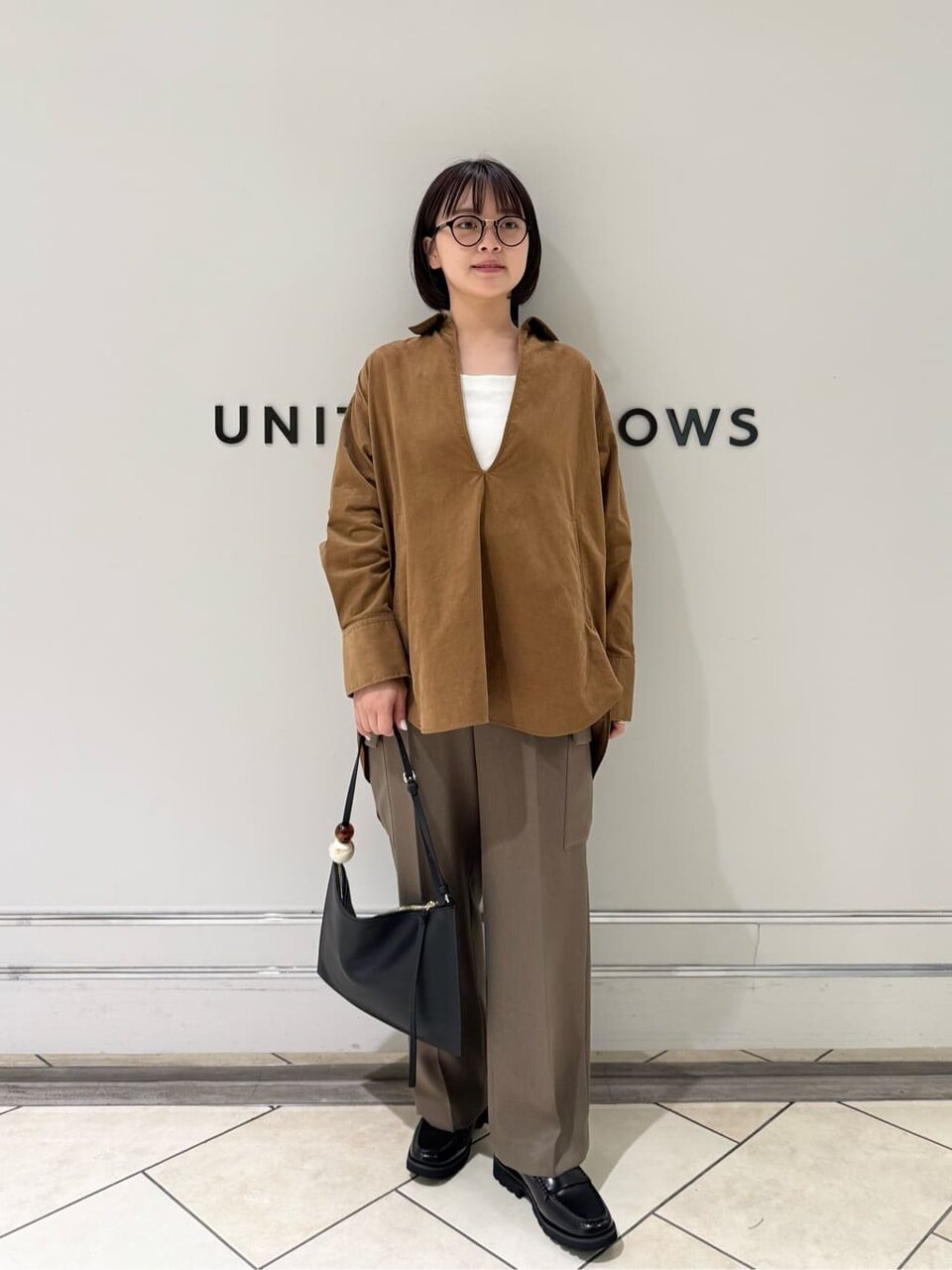 プルオーバーとカーゴパンツを着た女性