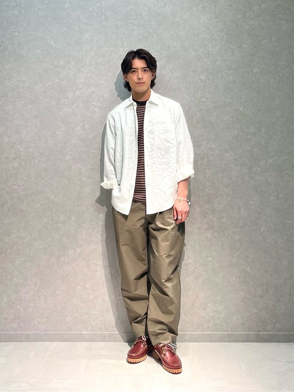 白シャツを着た男性