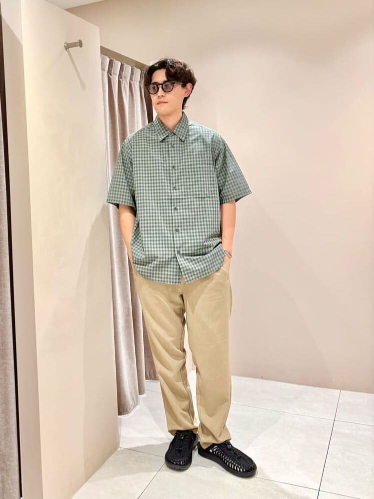 チェックシャツを着た男性