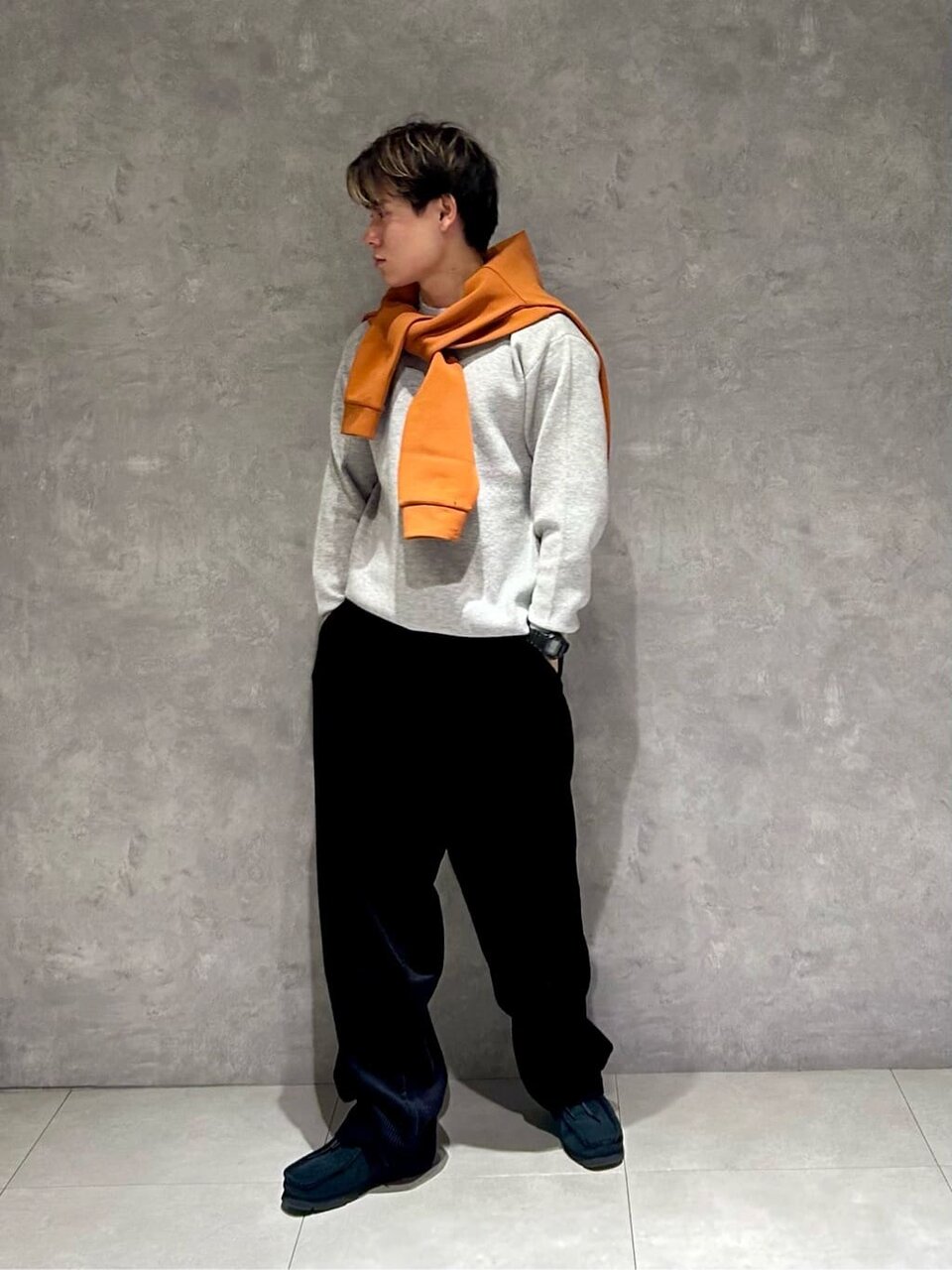 ニットを羽織った男性