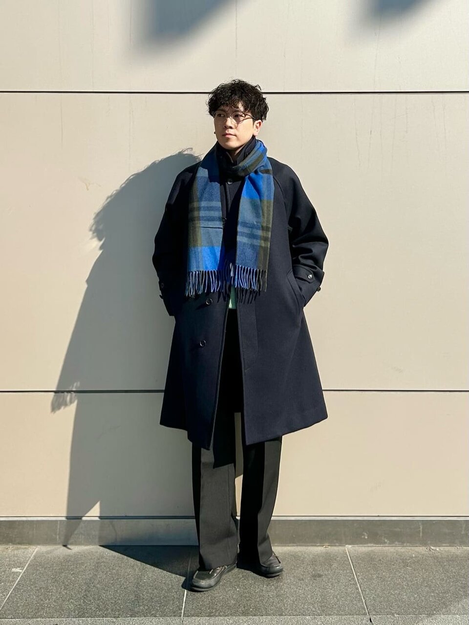 コートを着た男性