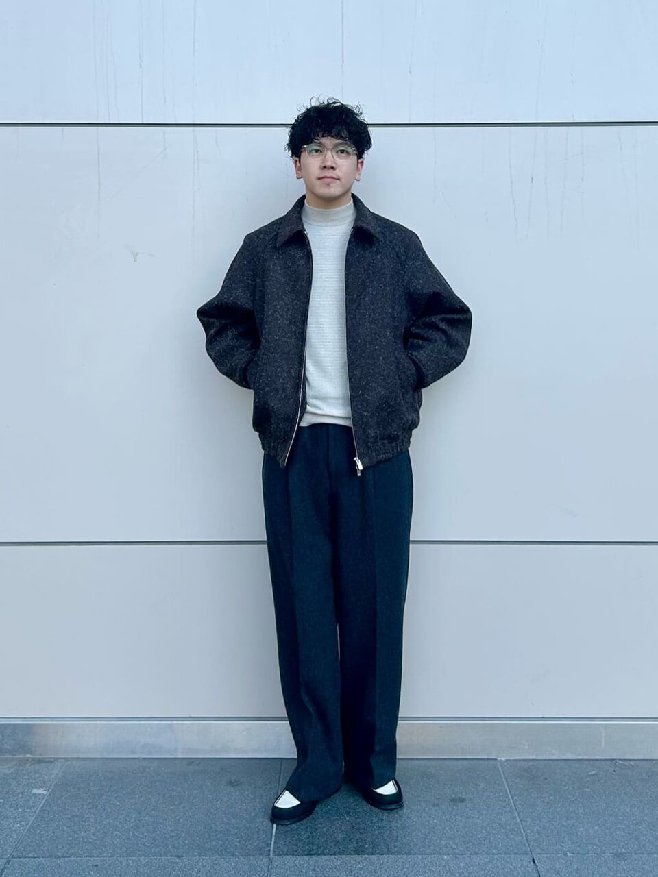 ブルゾンを着た男性