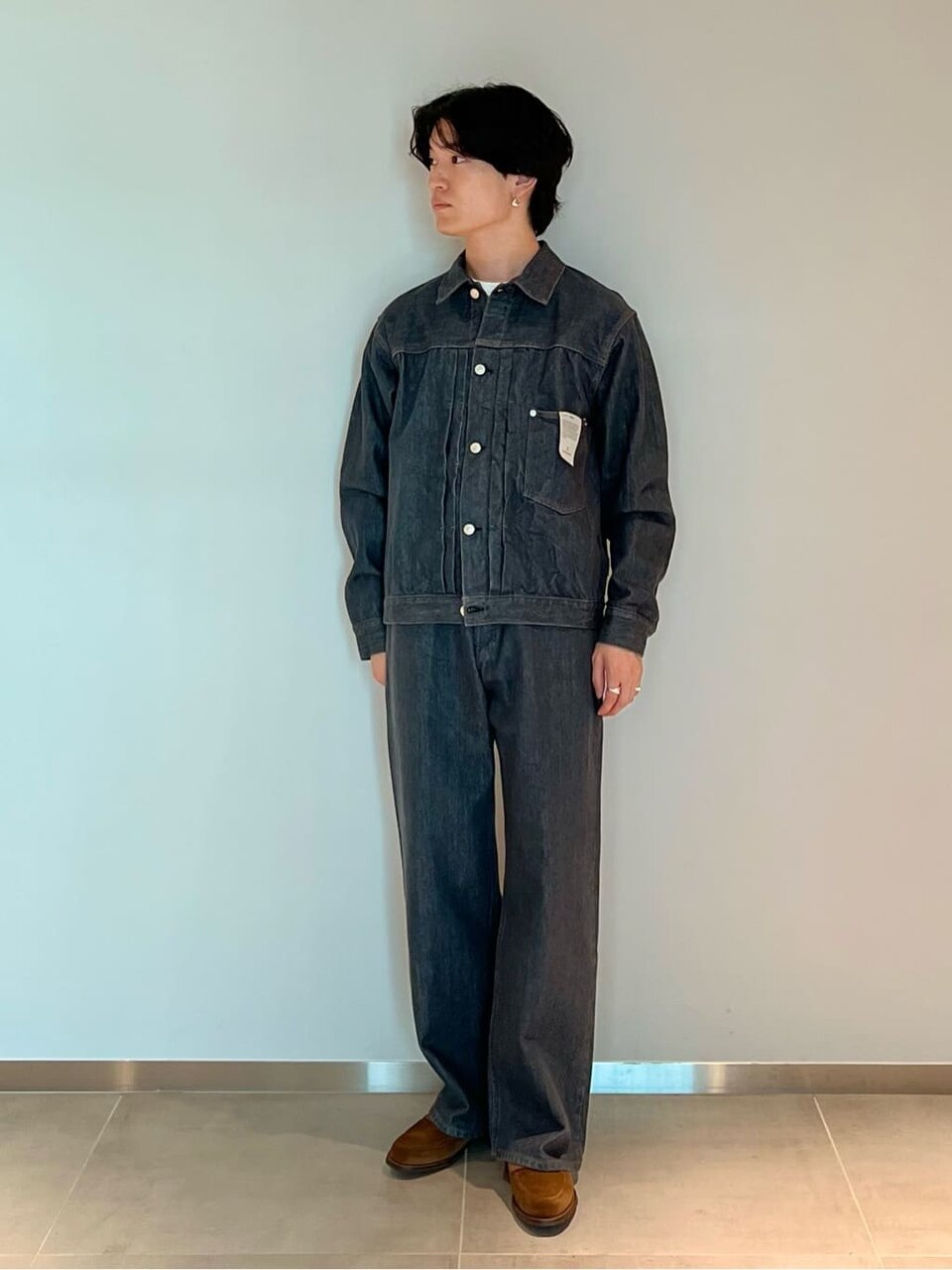 デニムのセットアップを着た男性