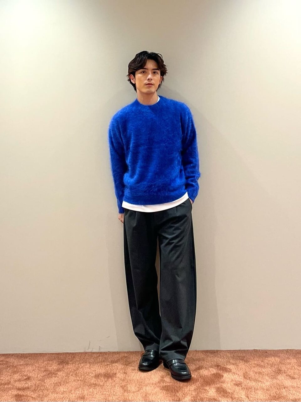 カラーニットを着た男性