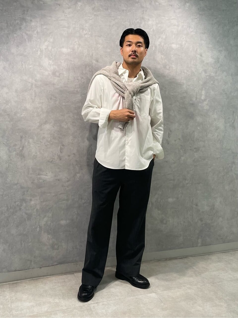 シャツを着た男性