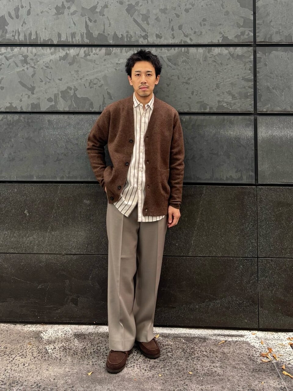 カーディガンを着た男性