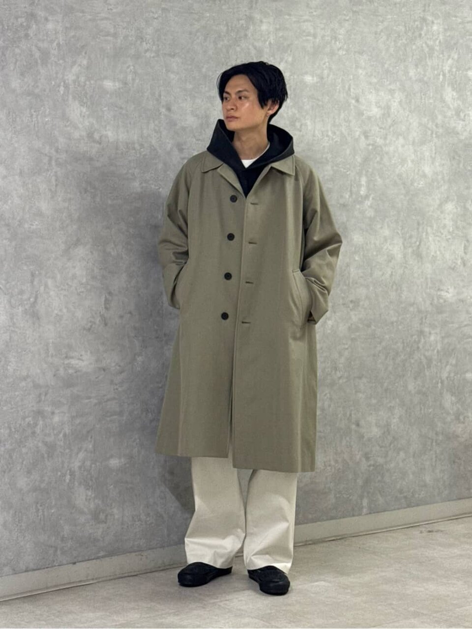 バルコートとワイドパンツを着た男性