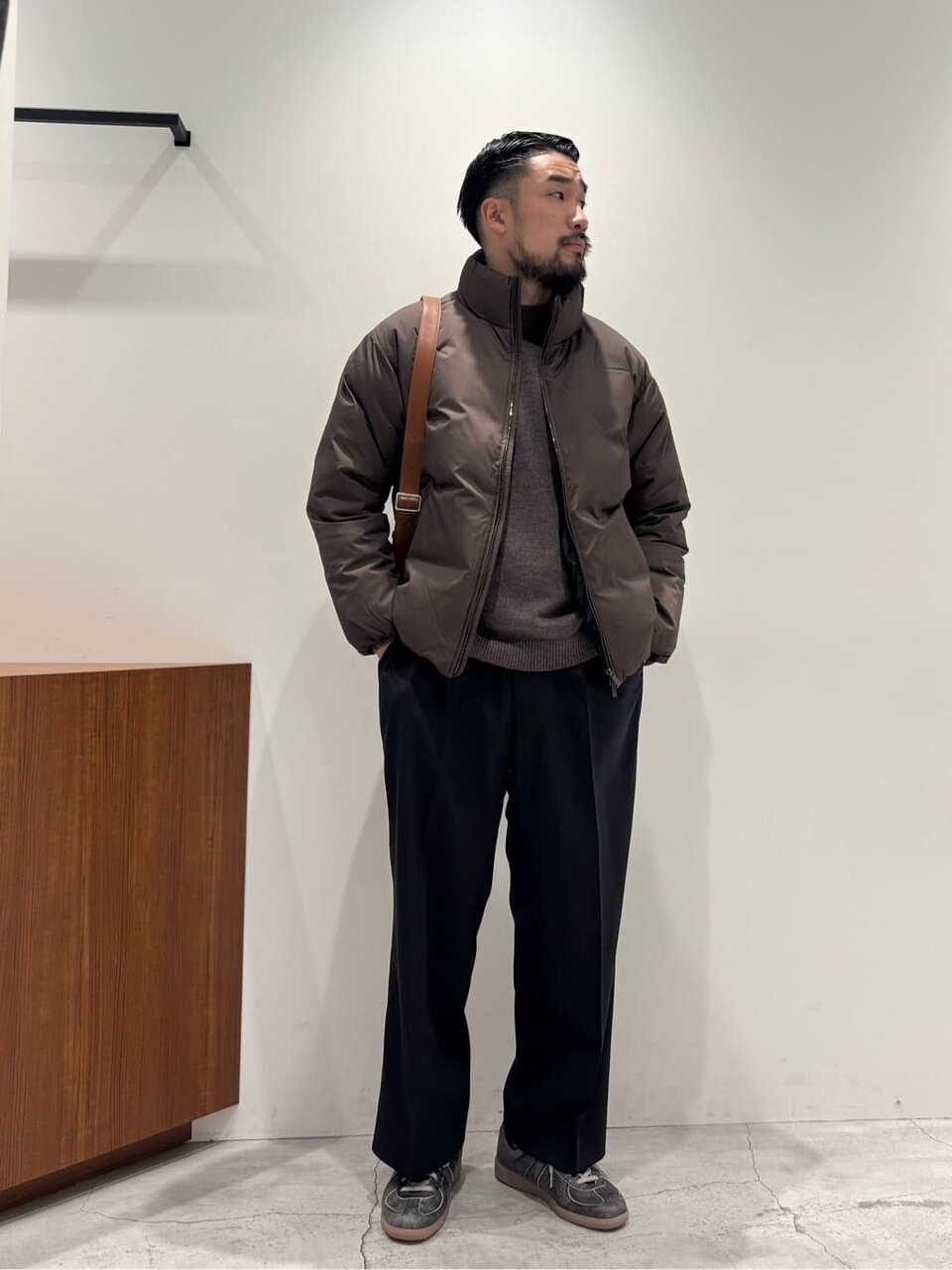 ダウンジャケットとワイドパンツを着た男性