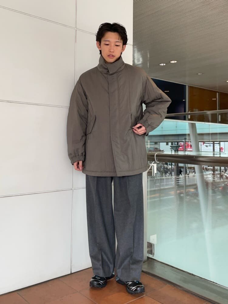 モッズコートとワイドパンツを着た男性