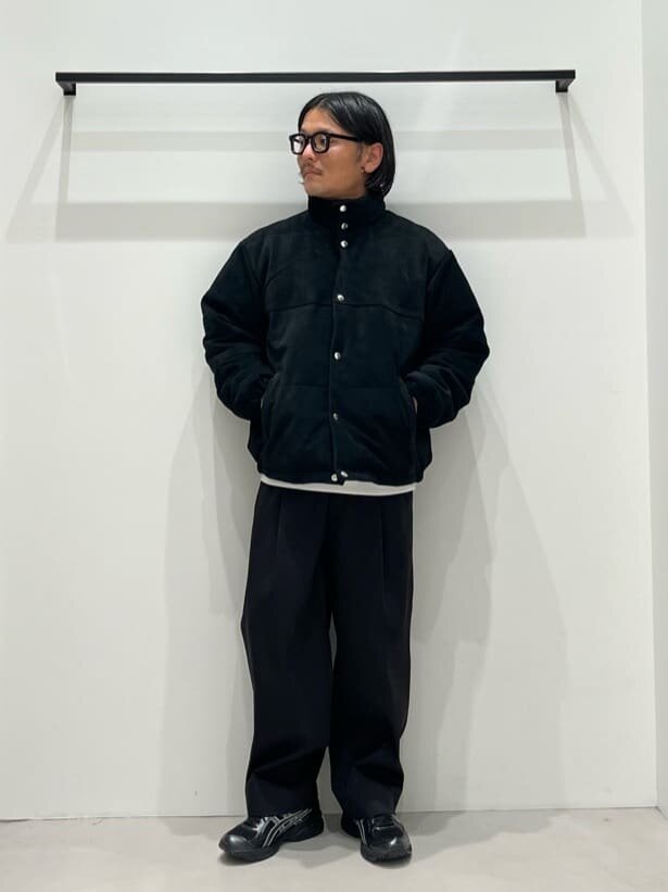 ダウンジャケットとワイドパンツを着た男性