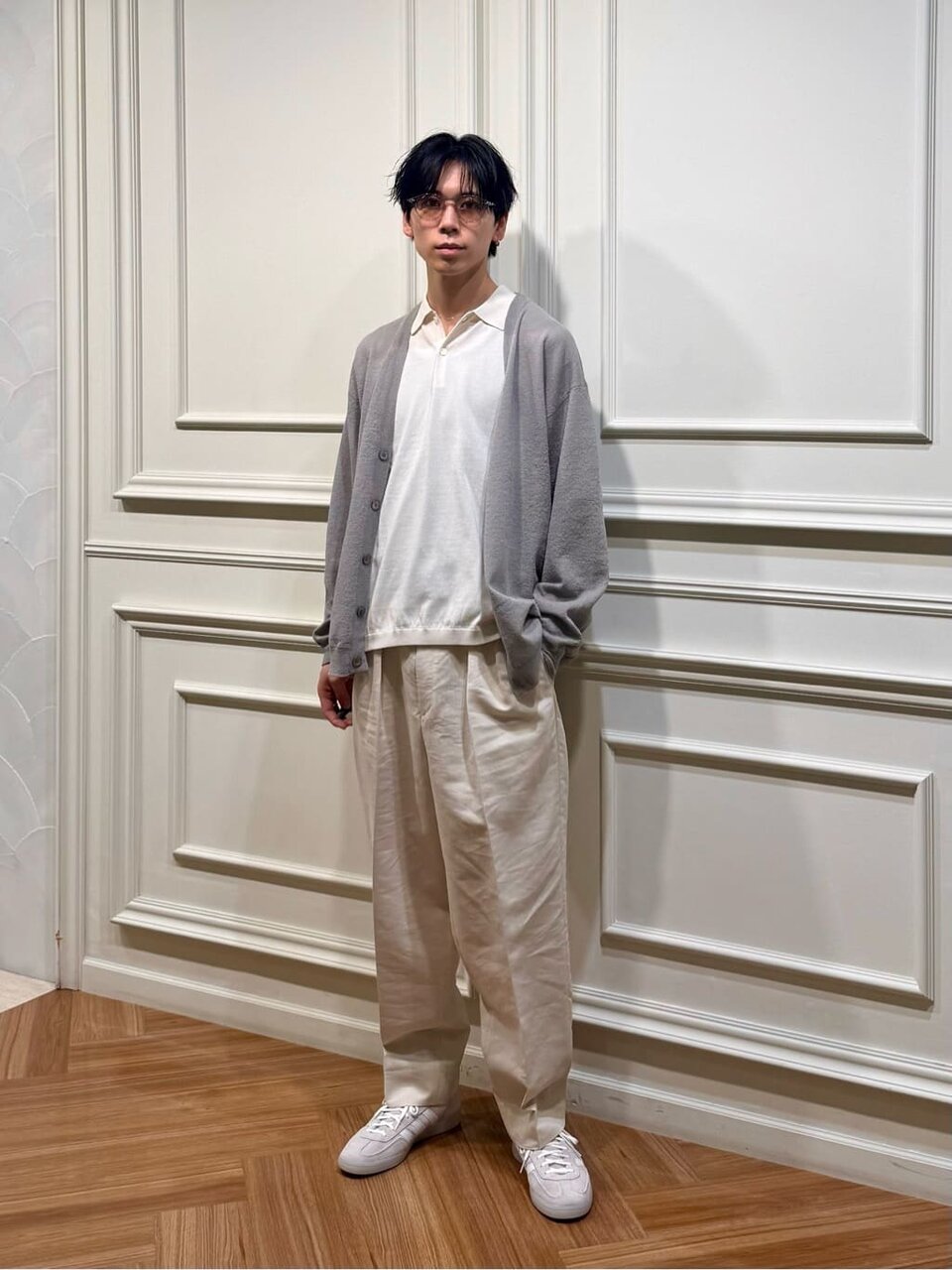 カーディガンとワイドパンツを着た男性