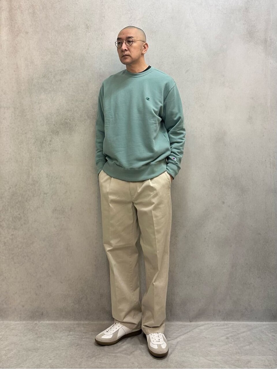 スウェットとワイドパンツを着た男性