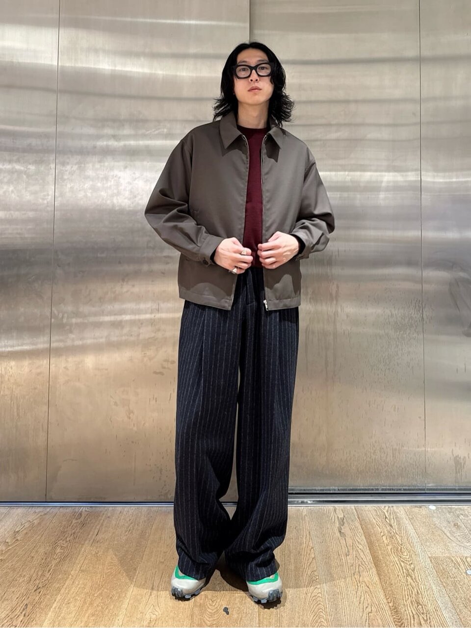 ワークジャケットとワイドパンツを着た男性