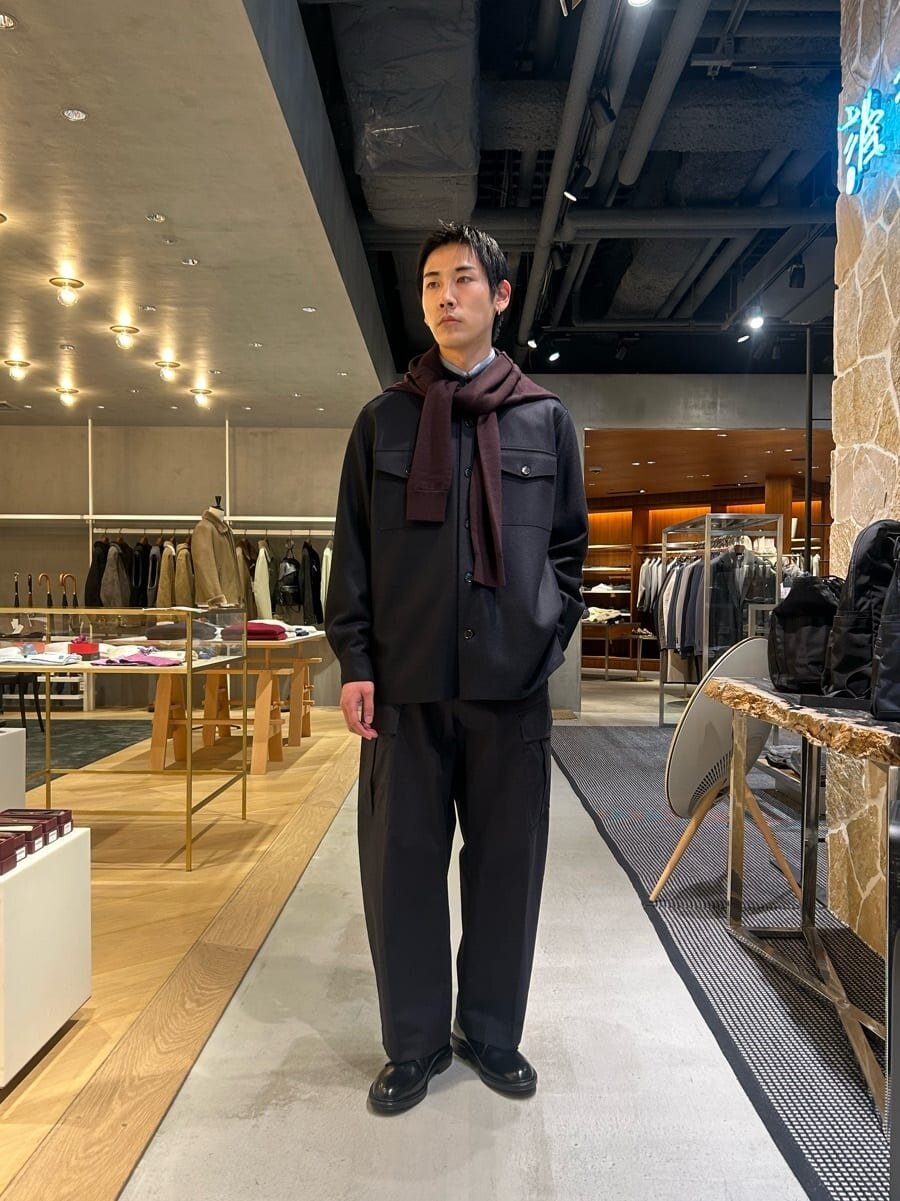 メルトンジャケットとカーゴパンツを着た男性