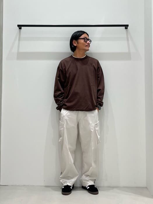 スウェットとカーゴパンツを着た男性