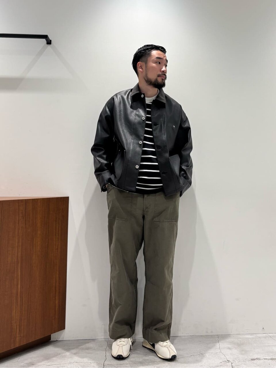 レザージャケットとカーゴパンツを着た男性