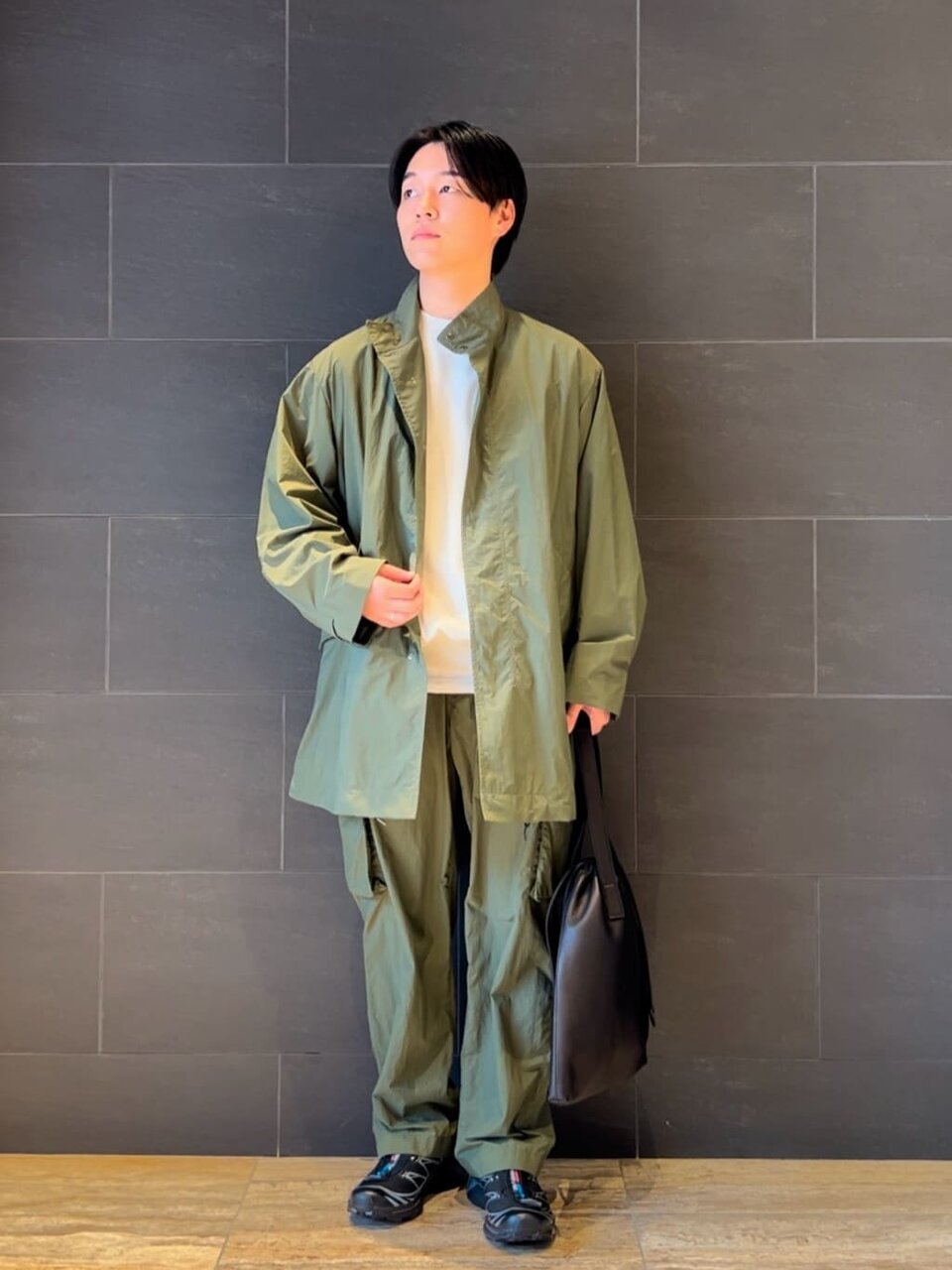 ミリタリージャケットとカーゴパンツを着た男性