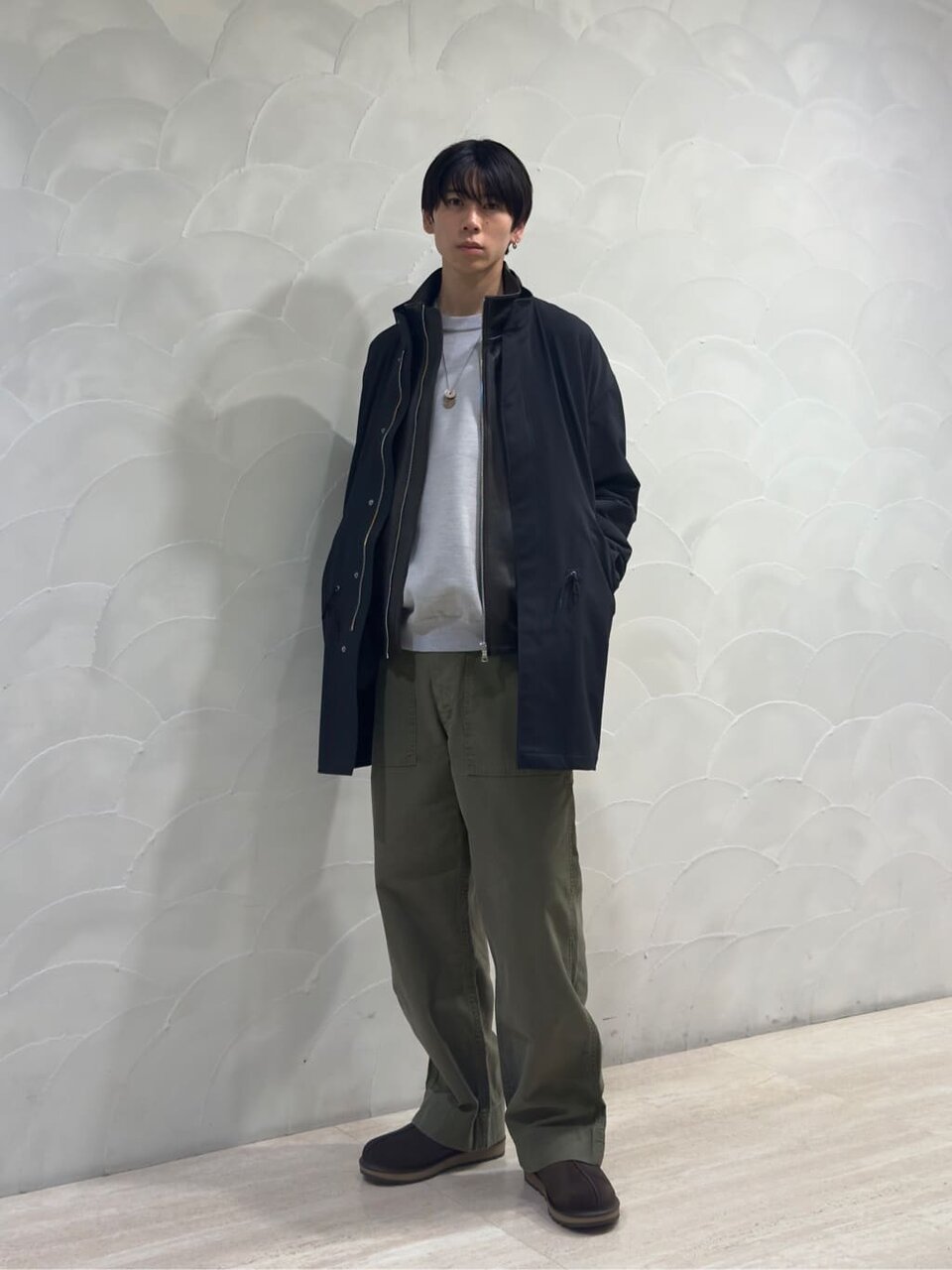 ミリタリーコートとカーゴパンツを着た男性