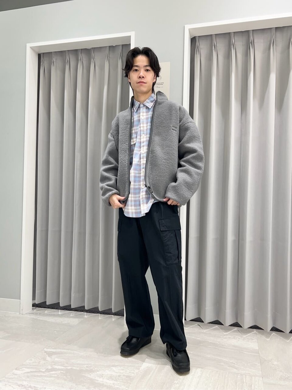 グレーのフリースとカーゴパンツを着た男性