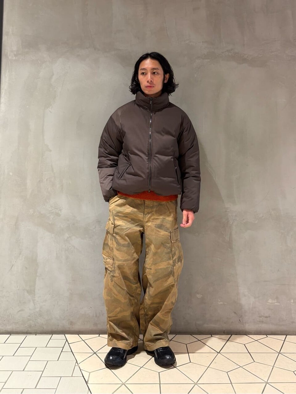 ダウンとカーゴパンツを着た男性